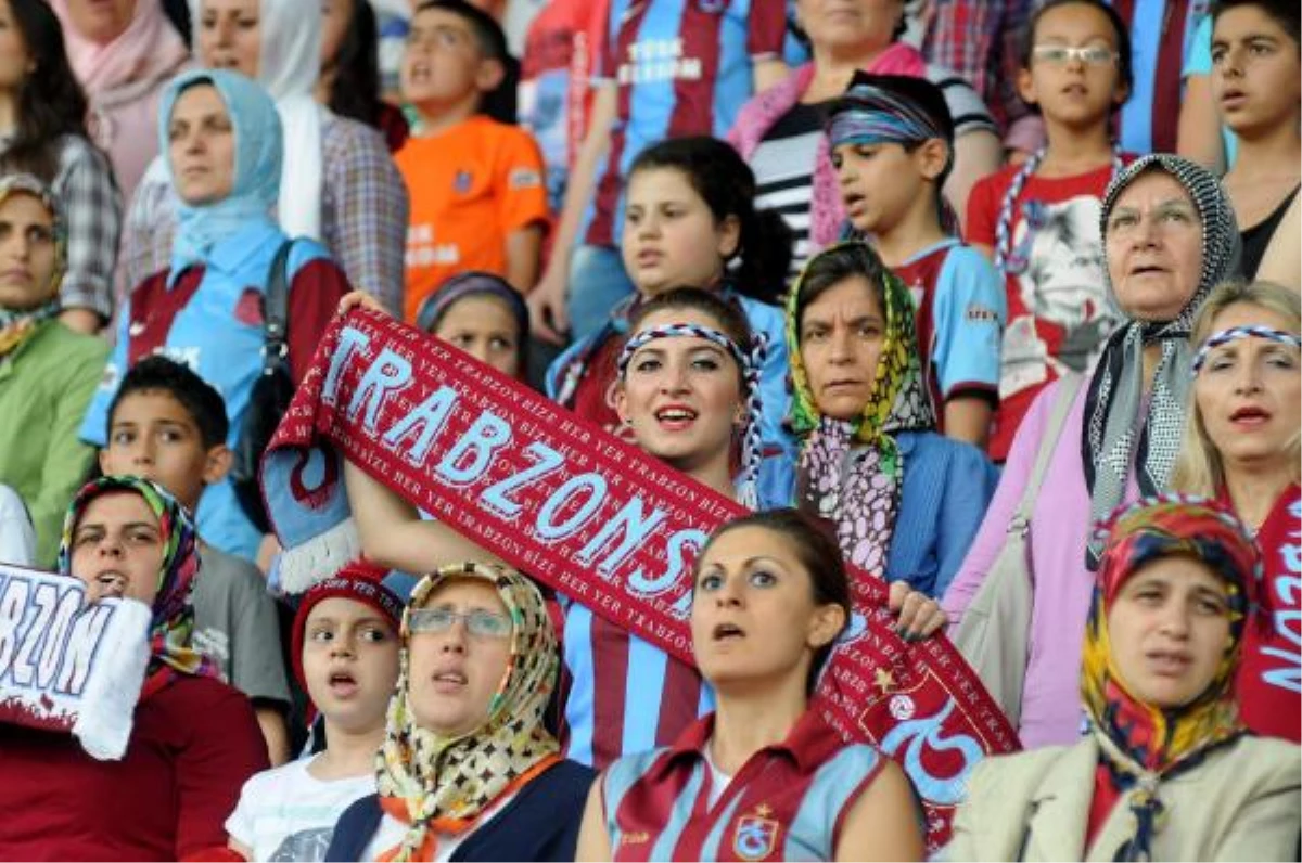 Kadın ve Çocuk Taraftarlar Trabzonspor\'a Uğurlu Geliyor