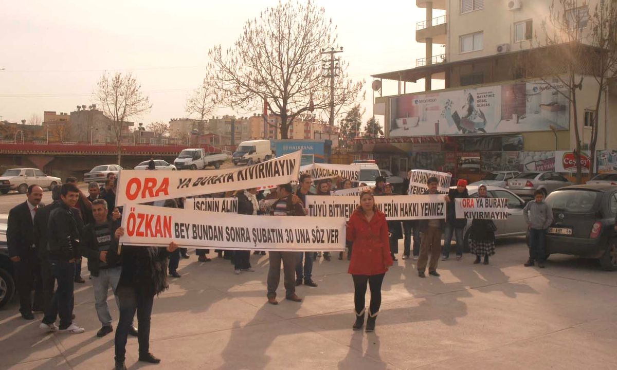 Maaşlarını Alamayan Market Çalışanları Pankart Açıp Eylem Yaptı