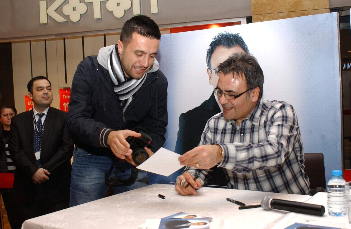 Mesut Yar Denizli\'de Kitabını İmzaladı