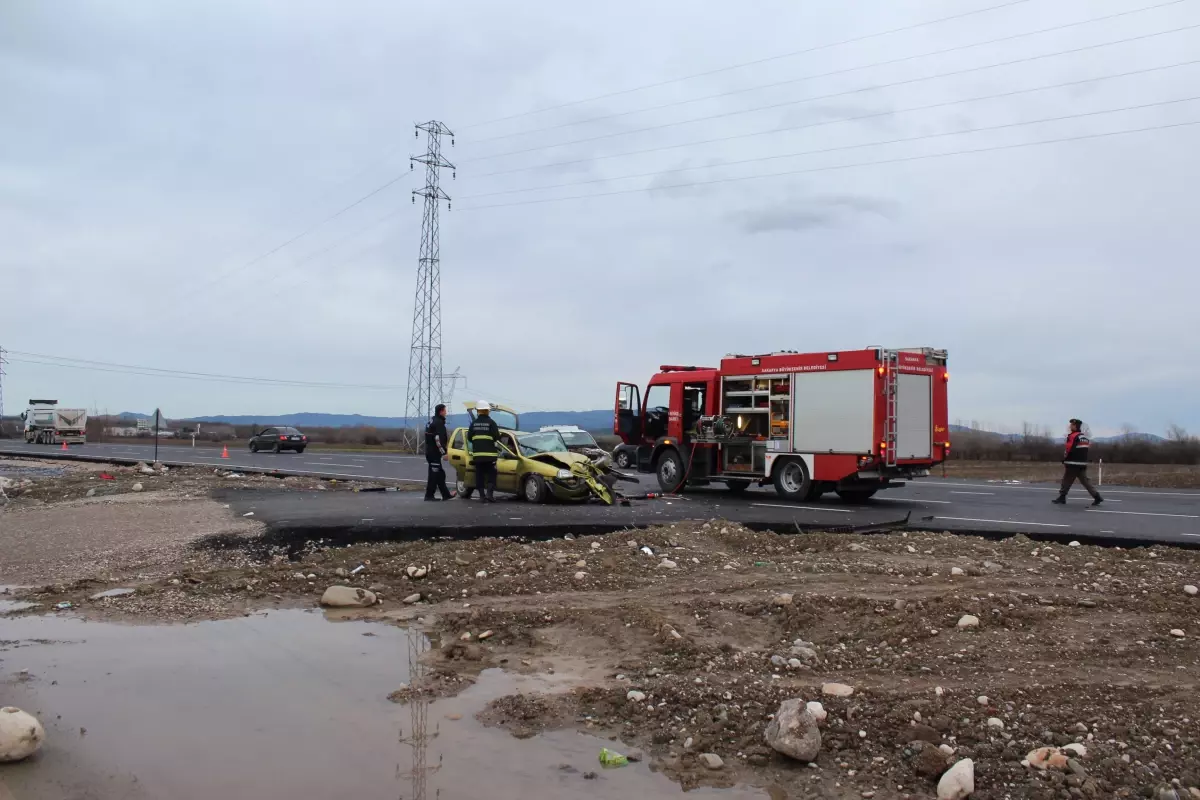 Sakarya\'da 2 Otomobil Kafa Kafaya Çarpıştı: 3 Yaralı