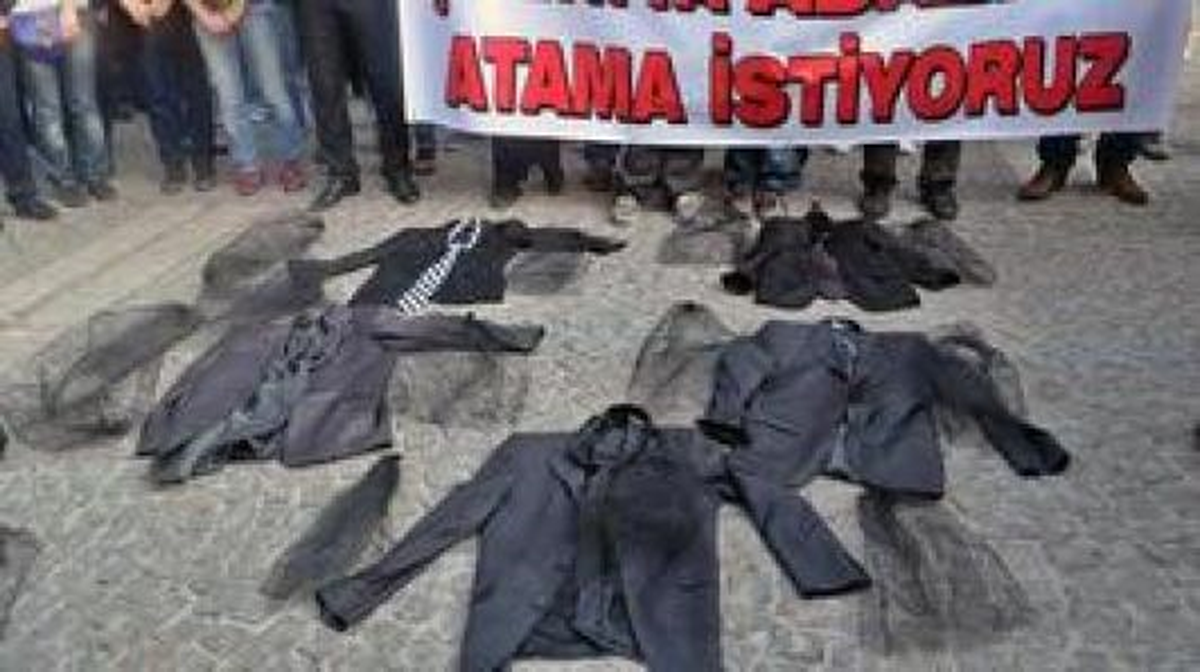 Atanamayan Öğretmenler Siyah Gelinlikle Eylem Yaptı