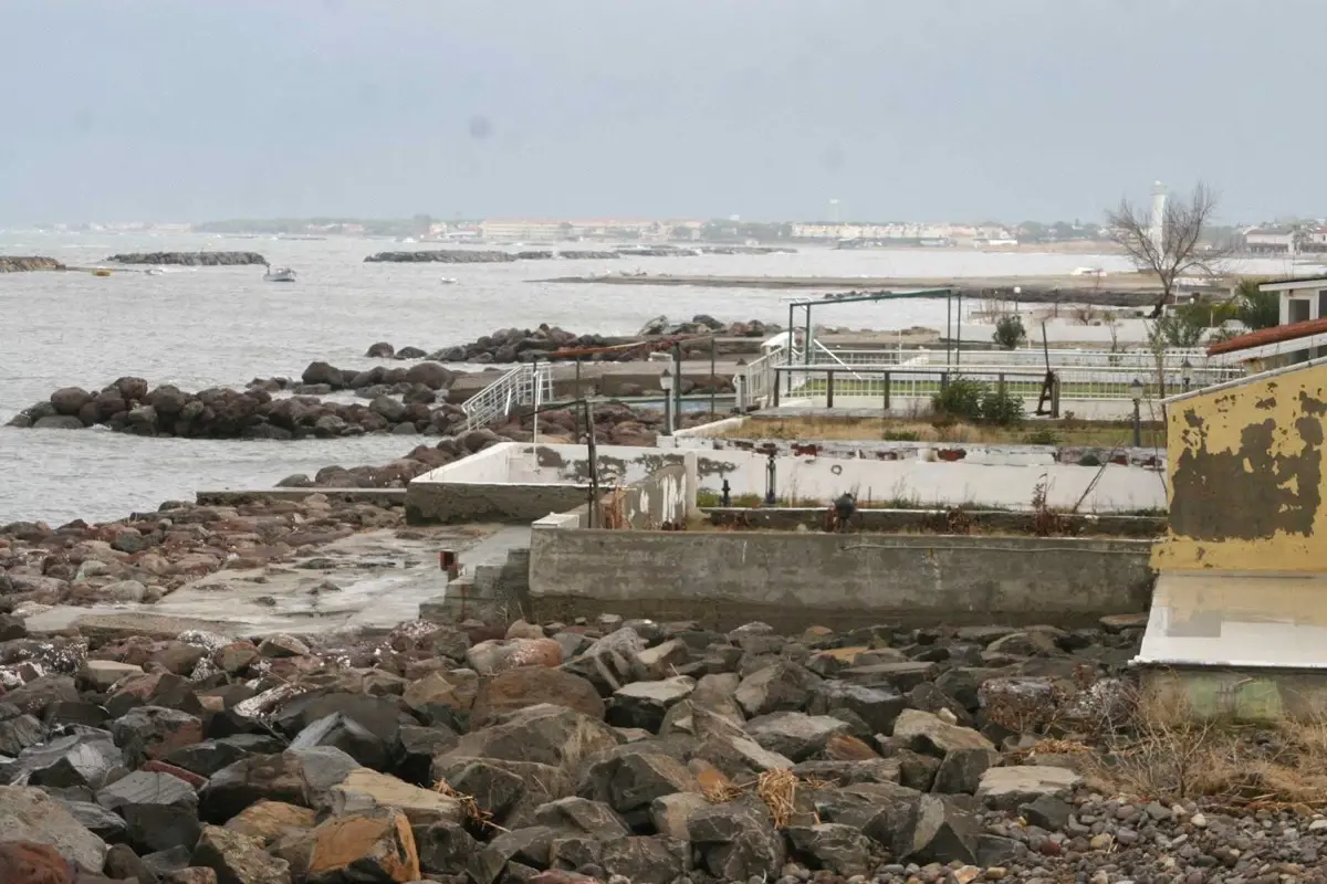 Ayvalık\'ta Lodos Sahili Vurdu