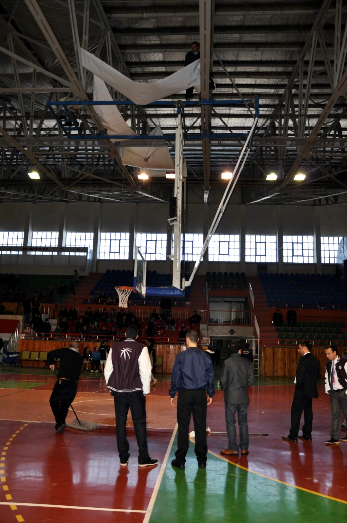 Basketbol Maçına Su Akıntısı Molası