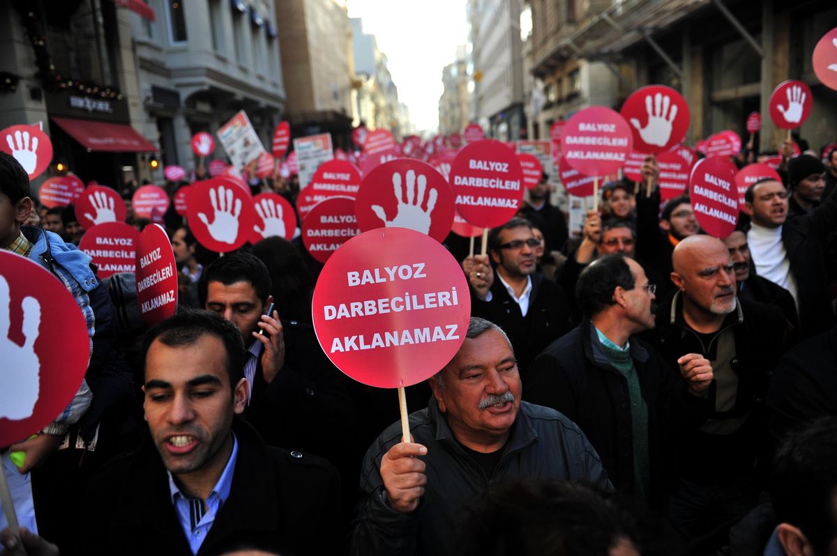 Beyoğlu\'nda Darbe Protestosu