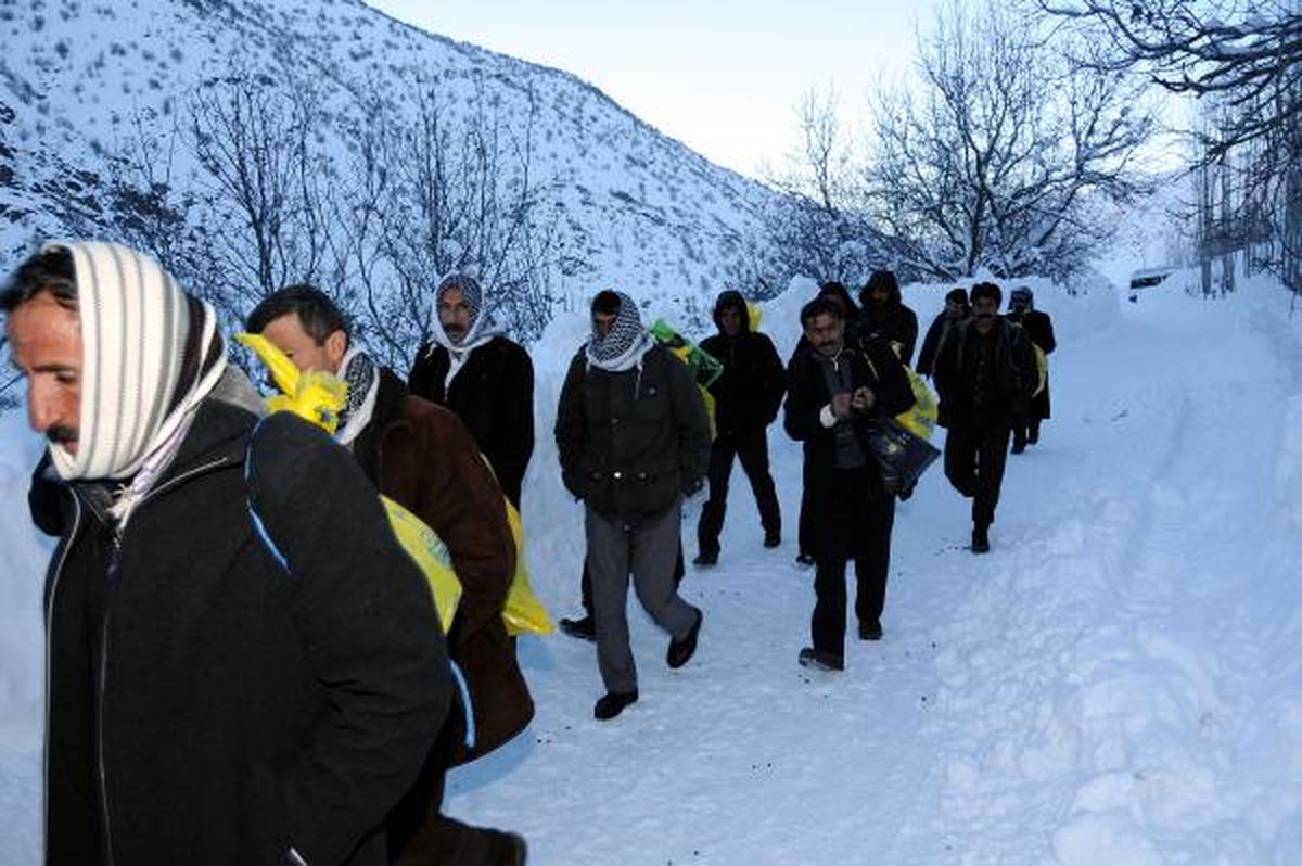 Çığ Yolu Kapattı, Köylüler Mum Almak İçin İlçeye Geldi