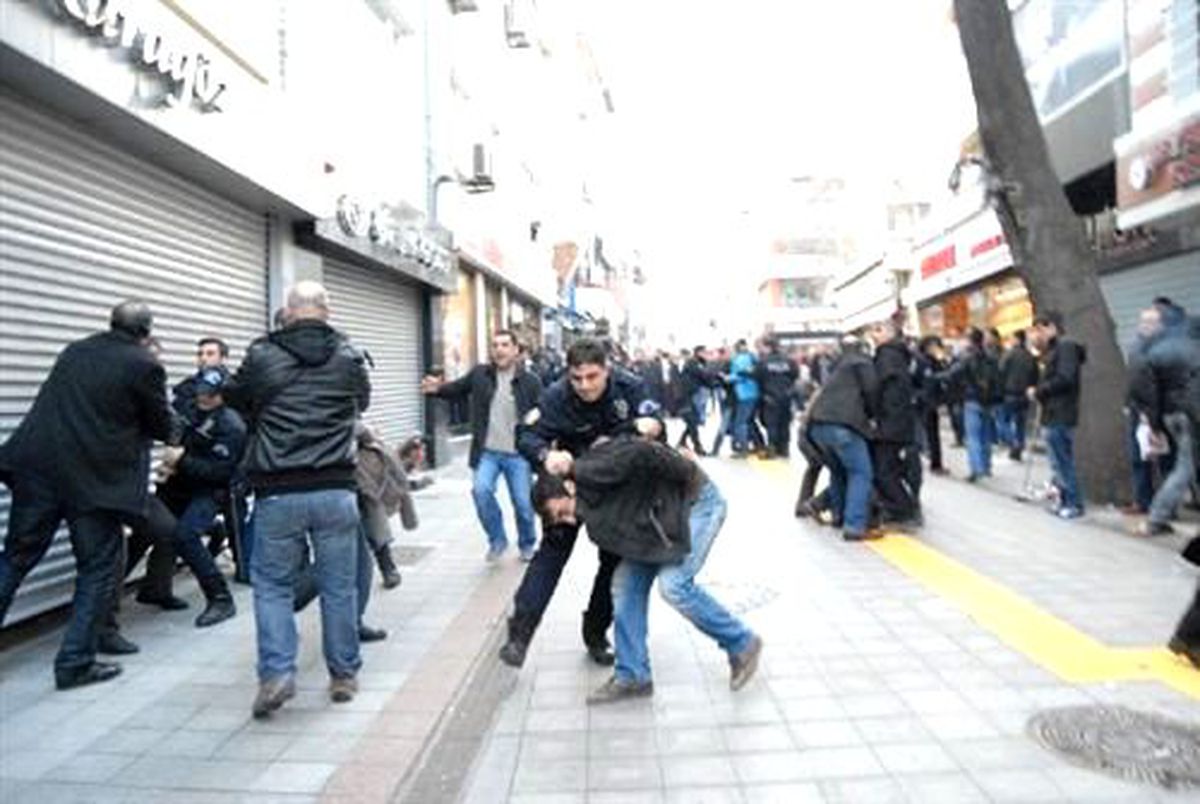 Gebze\'de Olay; 2 Polis Yaralandı, 12 Gösterici Gözaltında