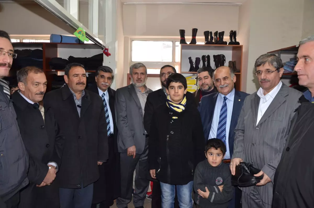 Hayırsever İş Adamı, Yetim Çocukları Sevindirdi