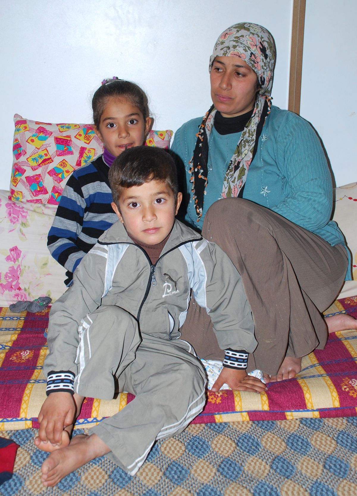 Savaştan Kaçan Suriyeli Aile Ceylanpınar\'da Bir Dükkanda Yaşıyor