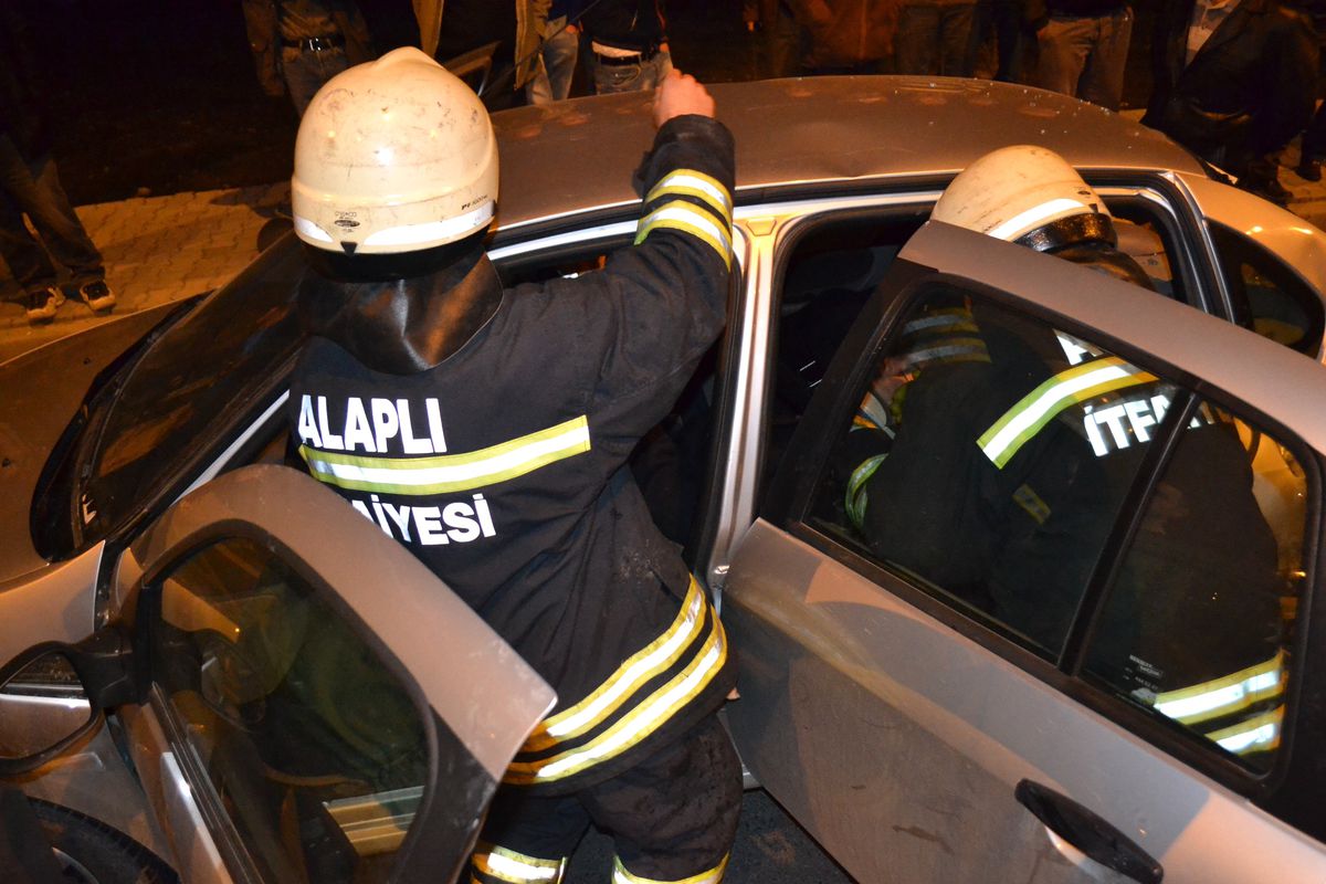 Tır, Otomobile Arkadan Çarptı: 1 Yaralı