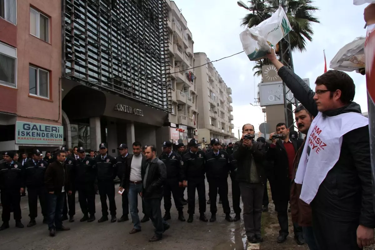 Yabancı Askerlerin Kaldığı Otel Önünde Çuvallı Protesto