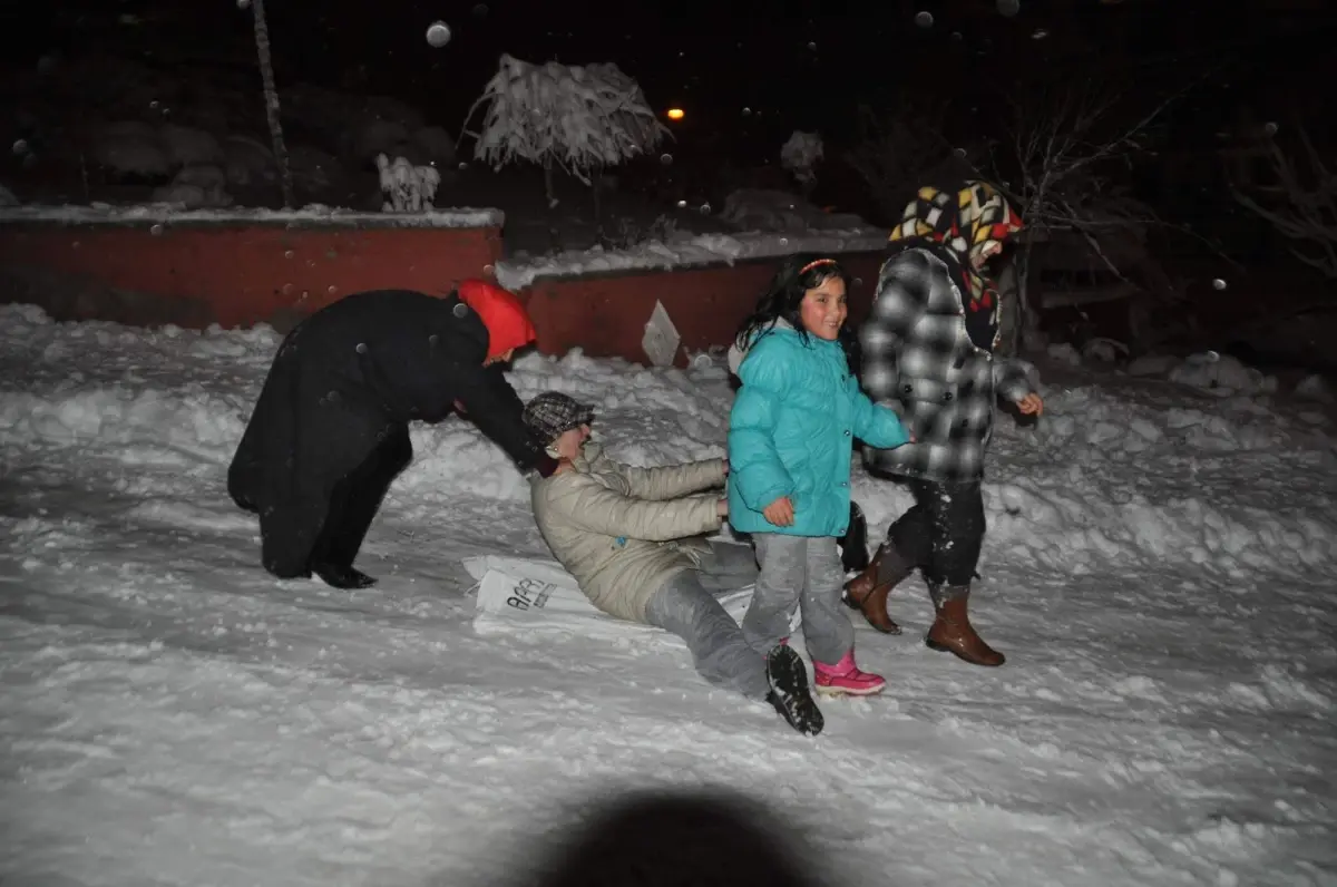 Yozgat\'ta Kar Eğlenceye Dönüştü Genç Yaşlı Herkes Kızak Kaydı