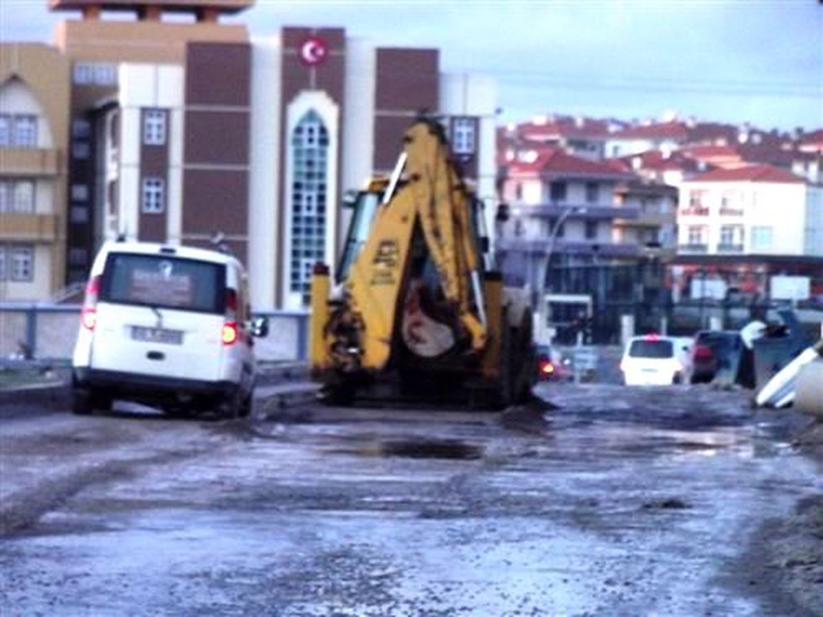 Ayvalık Belediyesi Bozulan Yolları Onarıyor