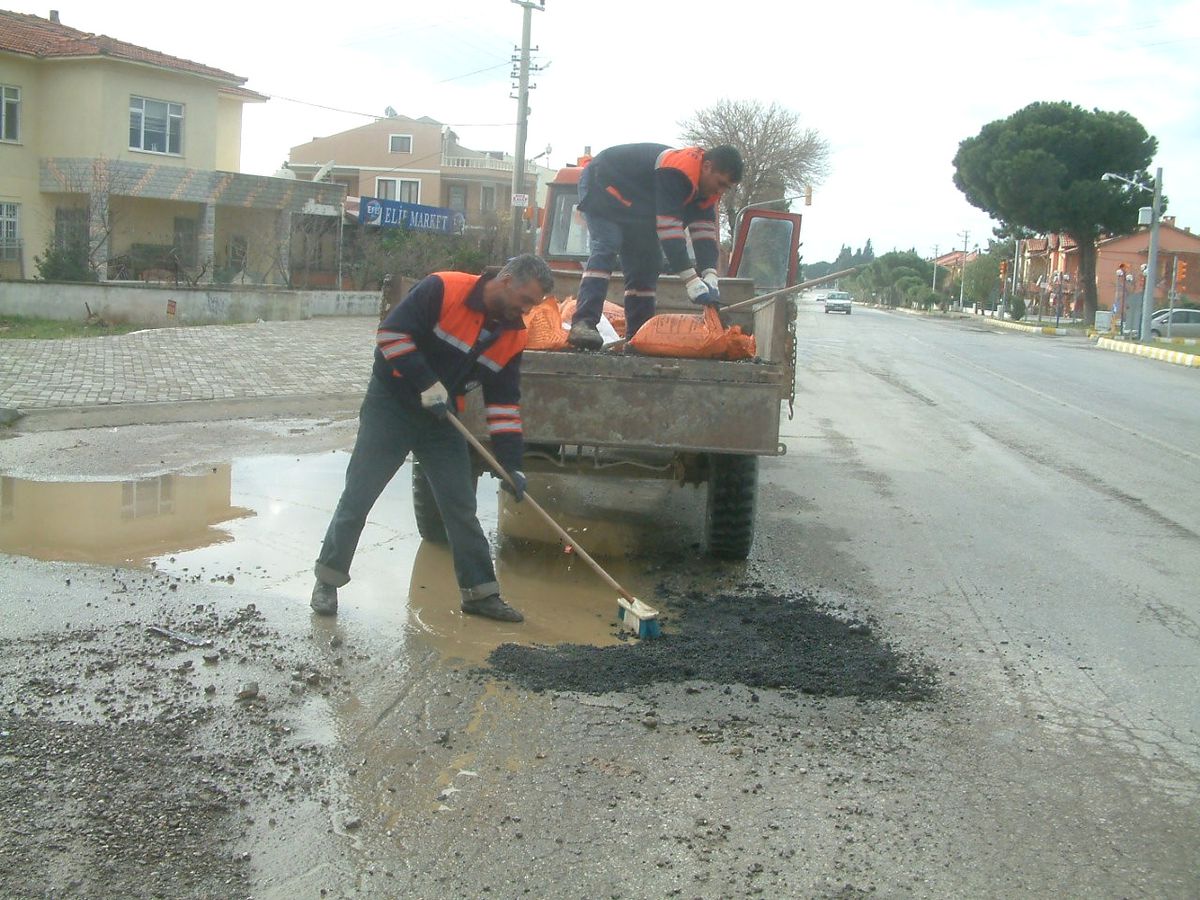 Burhaniye\'de Bozulan Yollar Onarılıyor