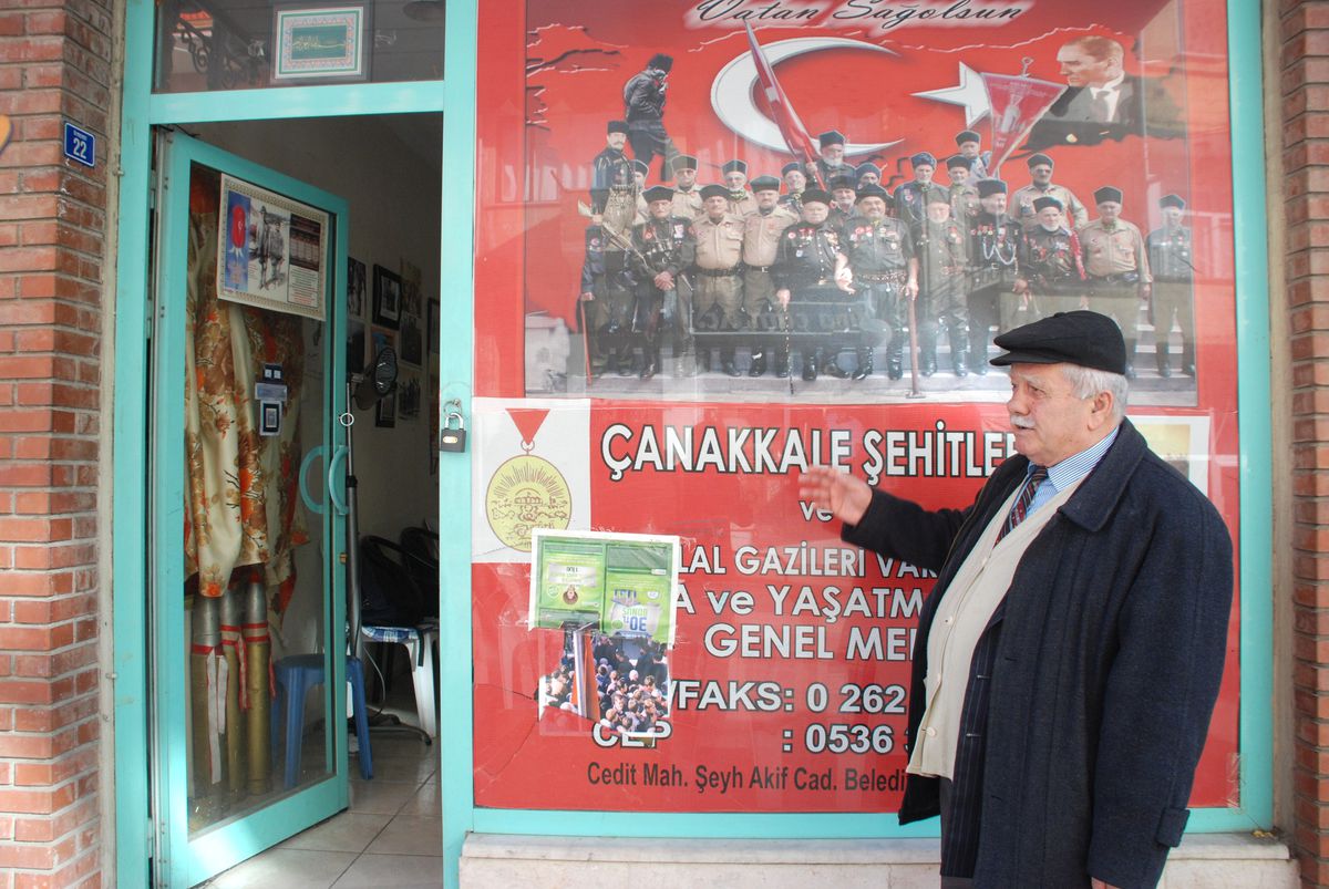 Çanakkale Şehitleri Derneği\'nin Camlarını Kırdılar
