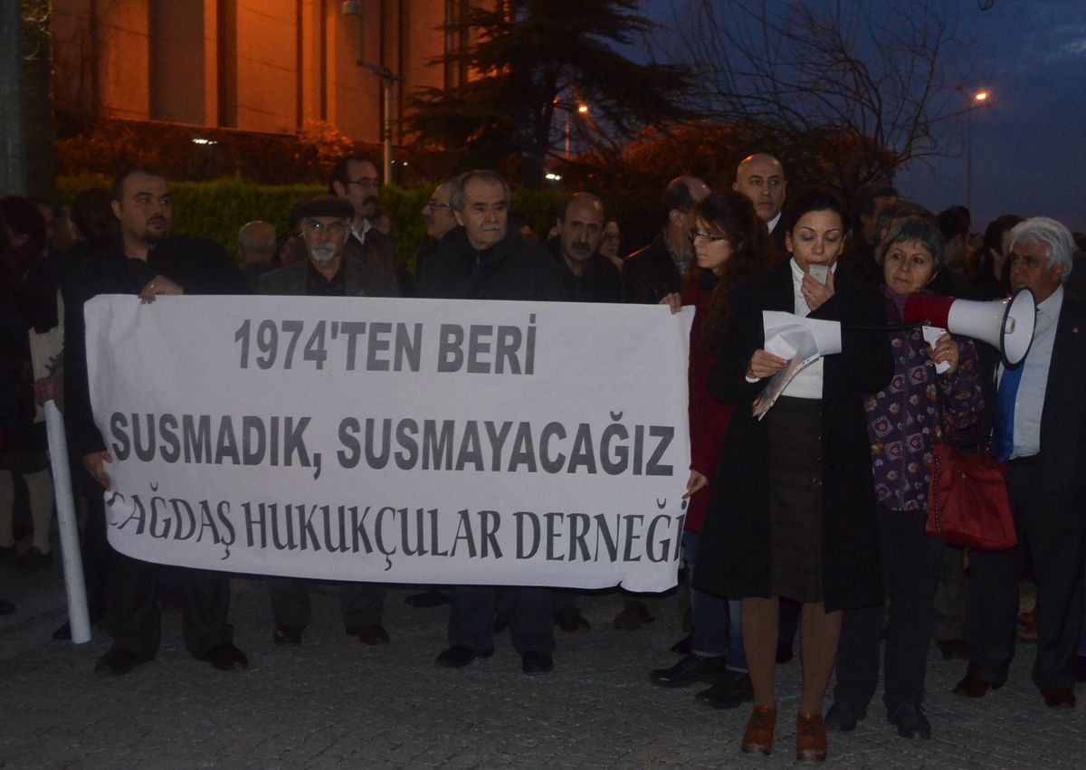Çhd İzmir Şubesinden, Çhd\'li Avukatların Tutuklanmasına Tepki