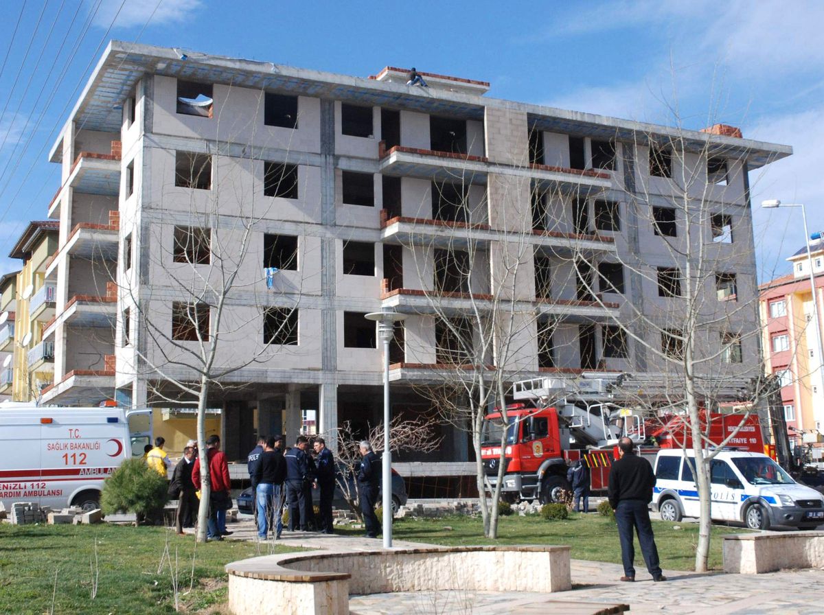 Denizli\'de İntiharı Polis Önledi
