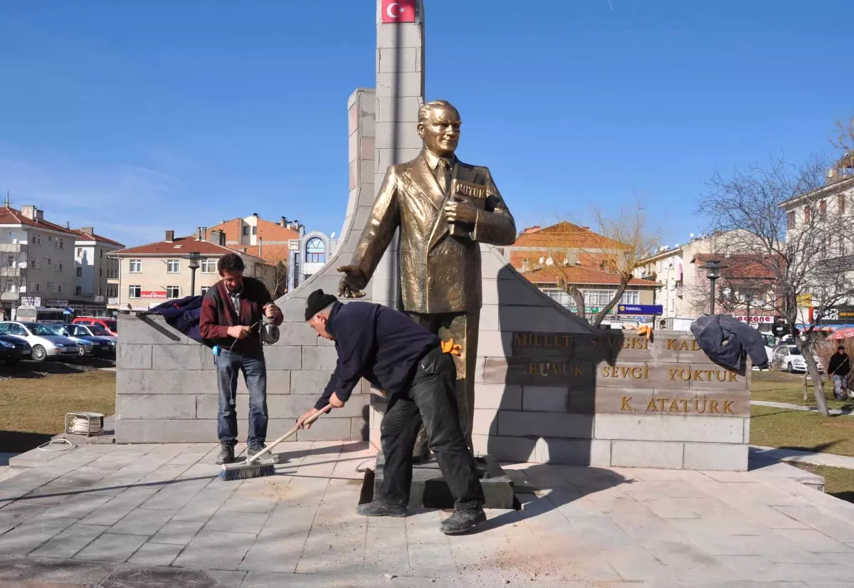 Gölbaşı\'nda Yıkılan Atatürk Heykeli Yerine Konuldu