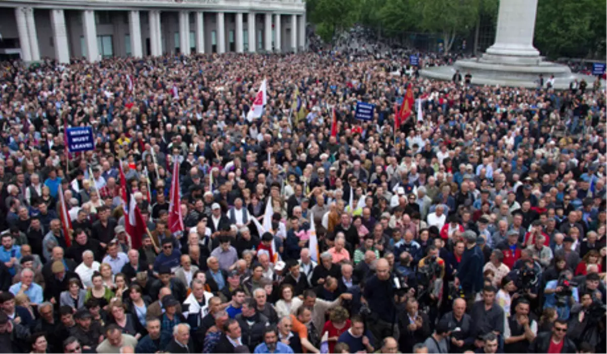 Gürcistan\'da Binlerce Kişi Saakaşvili\'yi Protesto Etti