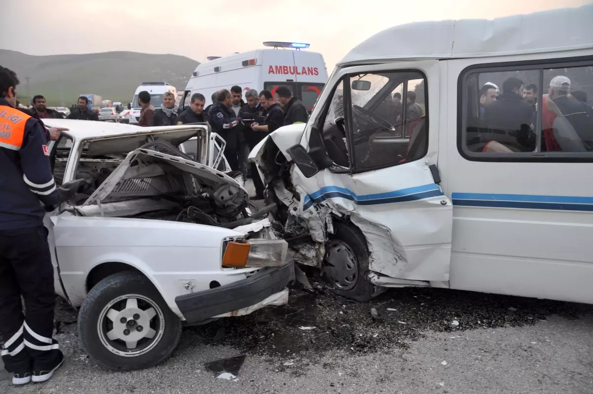 Hatay\'da Trafik Kazası: 14 Yaralı