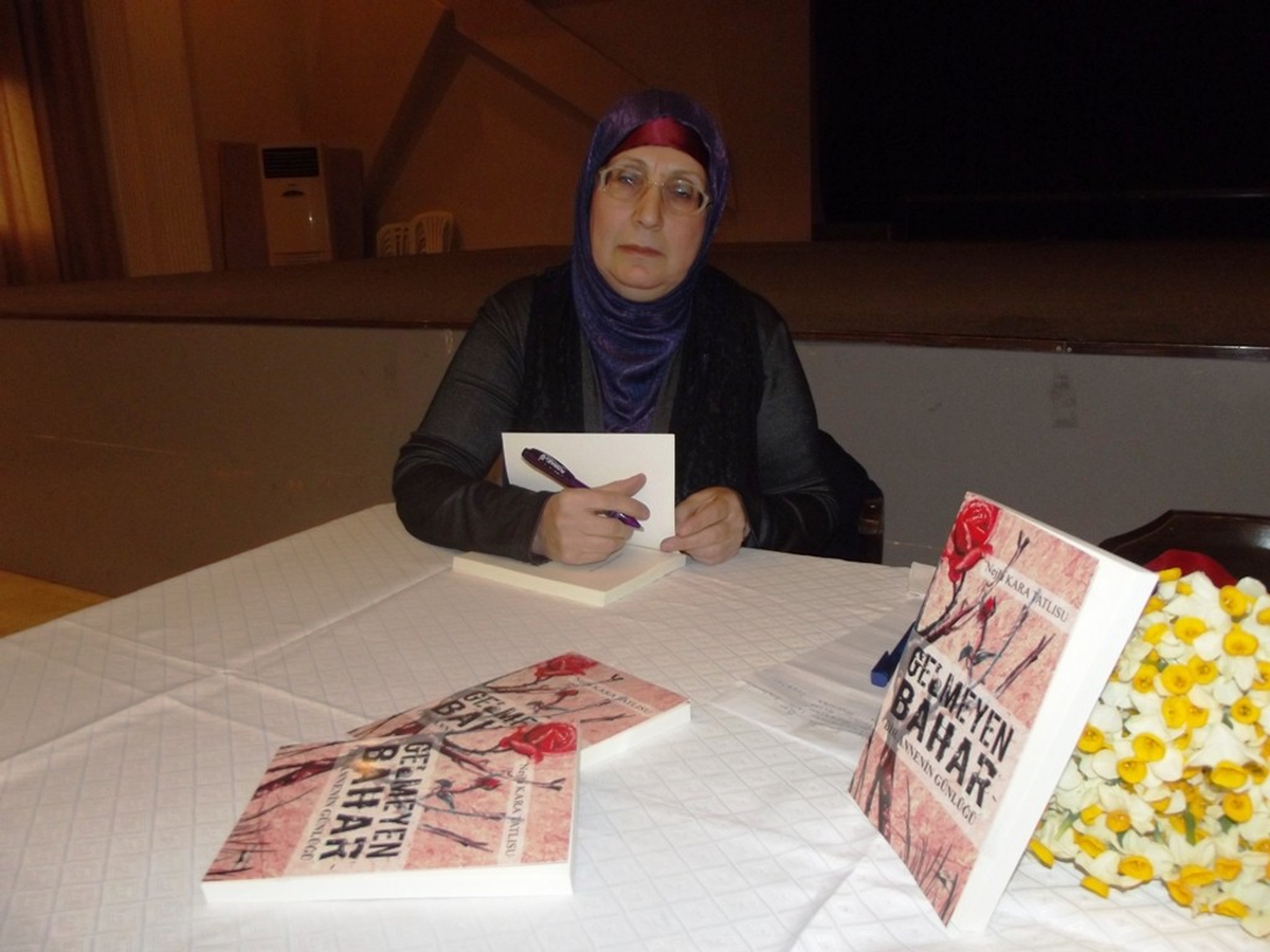 İlkokul Mezunu Ev Hanımı Yazar İlk Kitabını Yayınladı