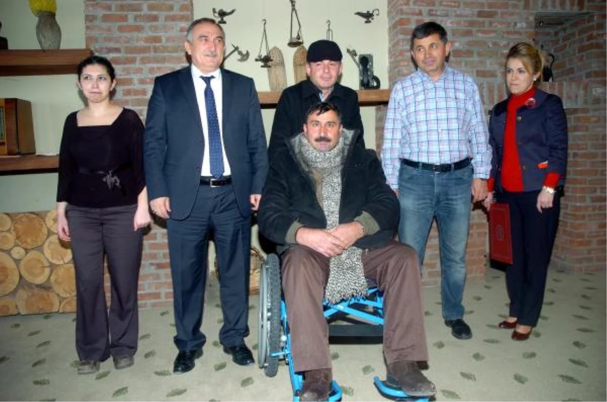 Mavi Kapaklarla Alınan Tekerlekli Sandalyenin Tesliminde Misyonerlik Tartışması