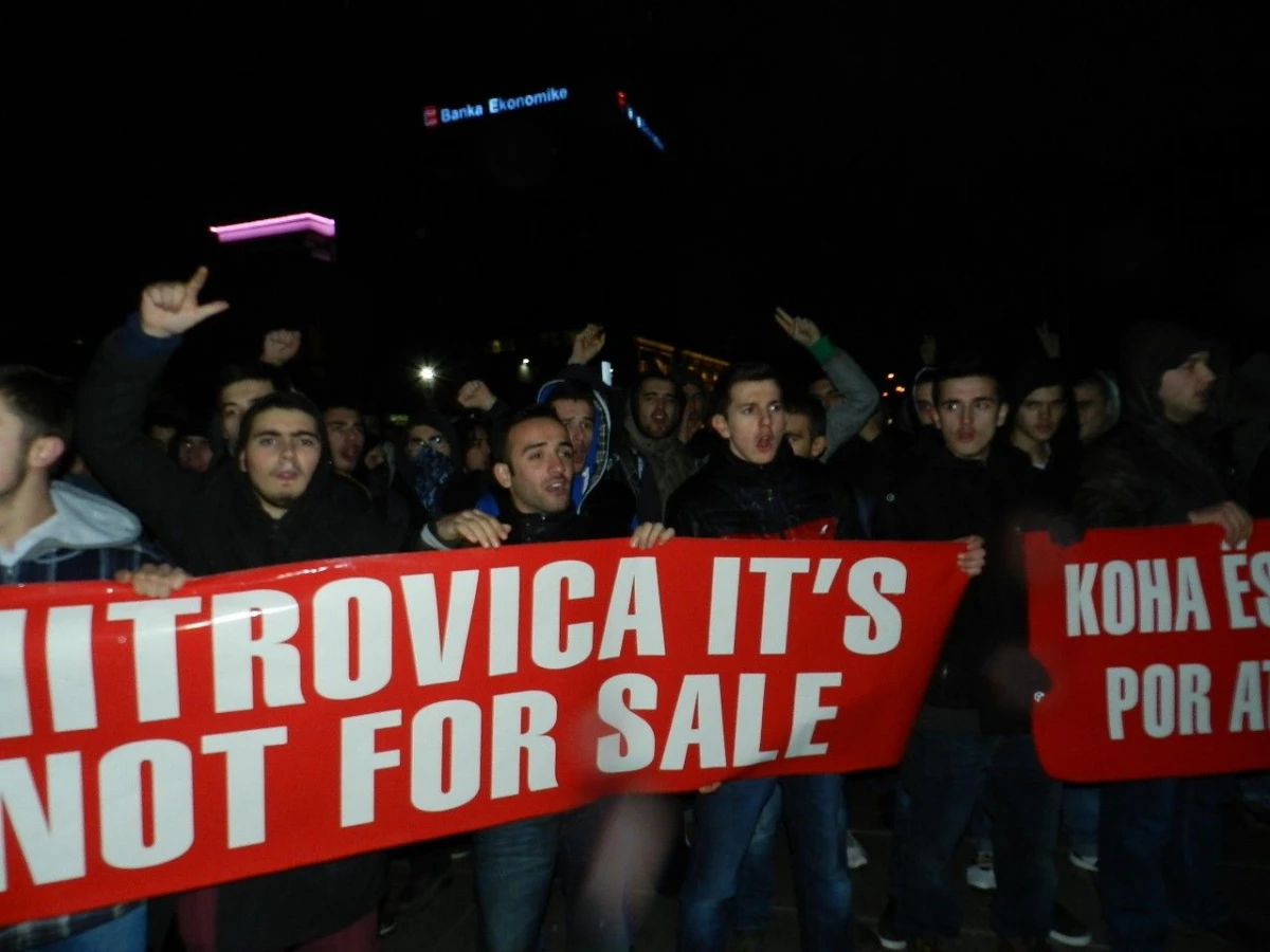 Preşevo\'da 20 Bine Yakın Arnavut "Kahramanlar Anıtı"Nın Kaldırılmasını Protesto Etti