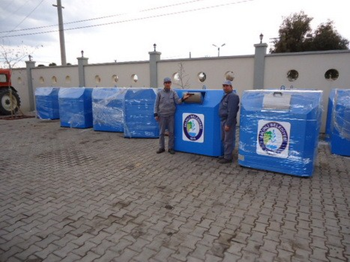 Salihli\'de Cam ve Plastik Atık Konteynırları Hazır