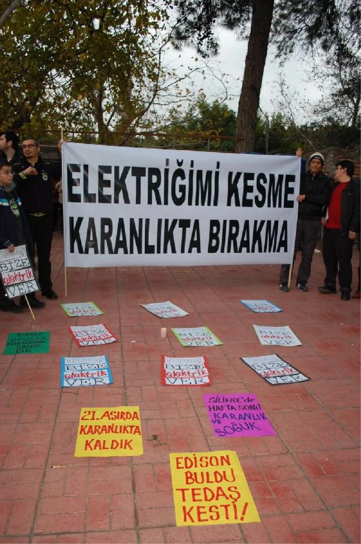 Silifke\'de Elektrik Kesintisi Protesto Edildi