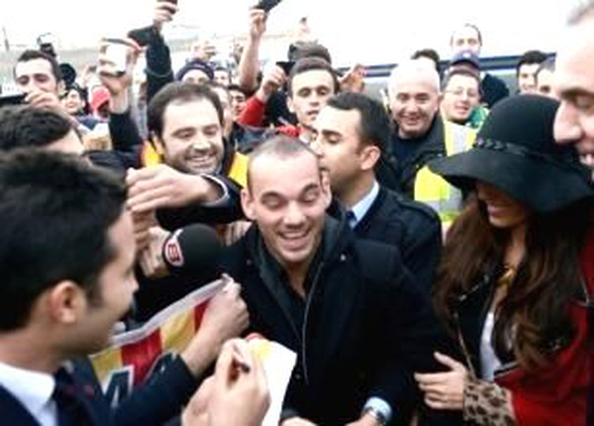 Uçakta, Geliyor! Sneijder...