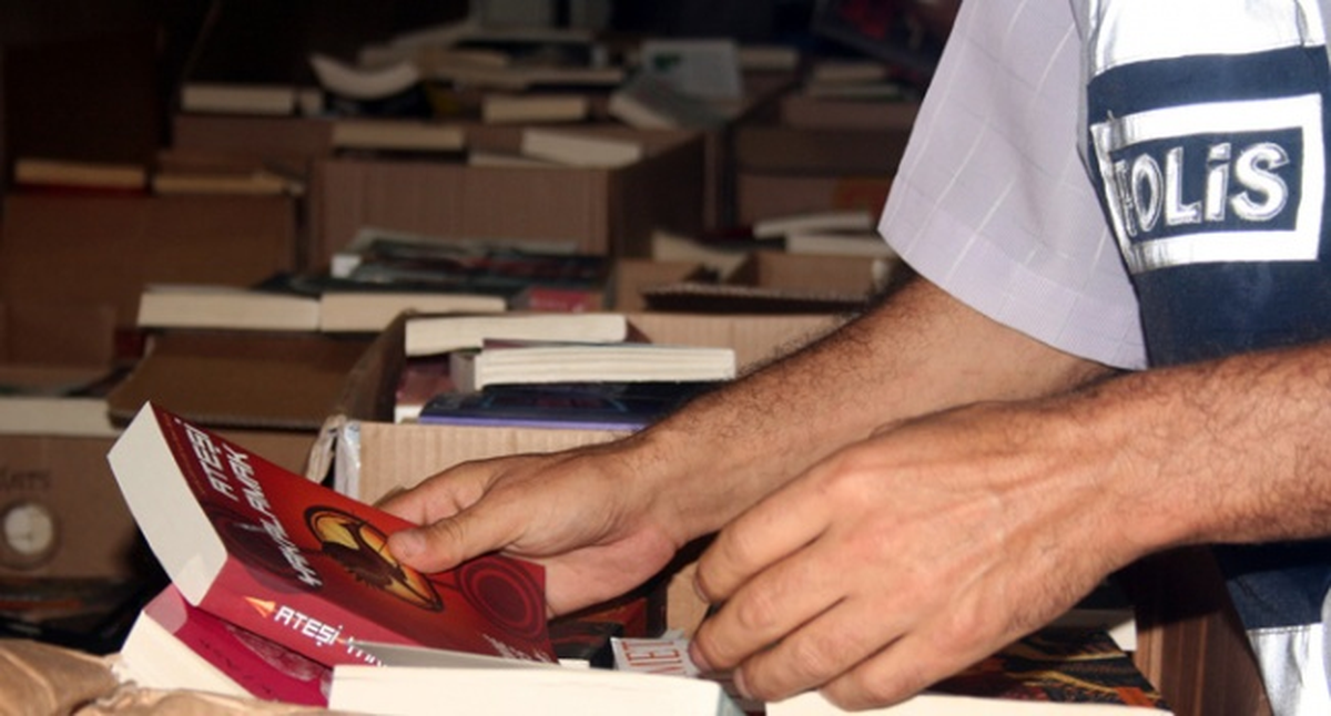 Süper Markette Korsan Kitap Ele Geçirildi