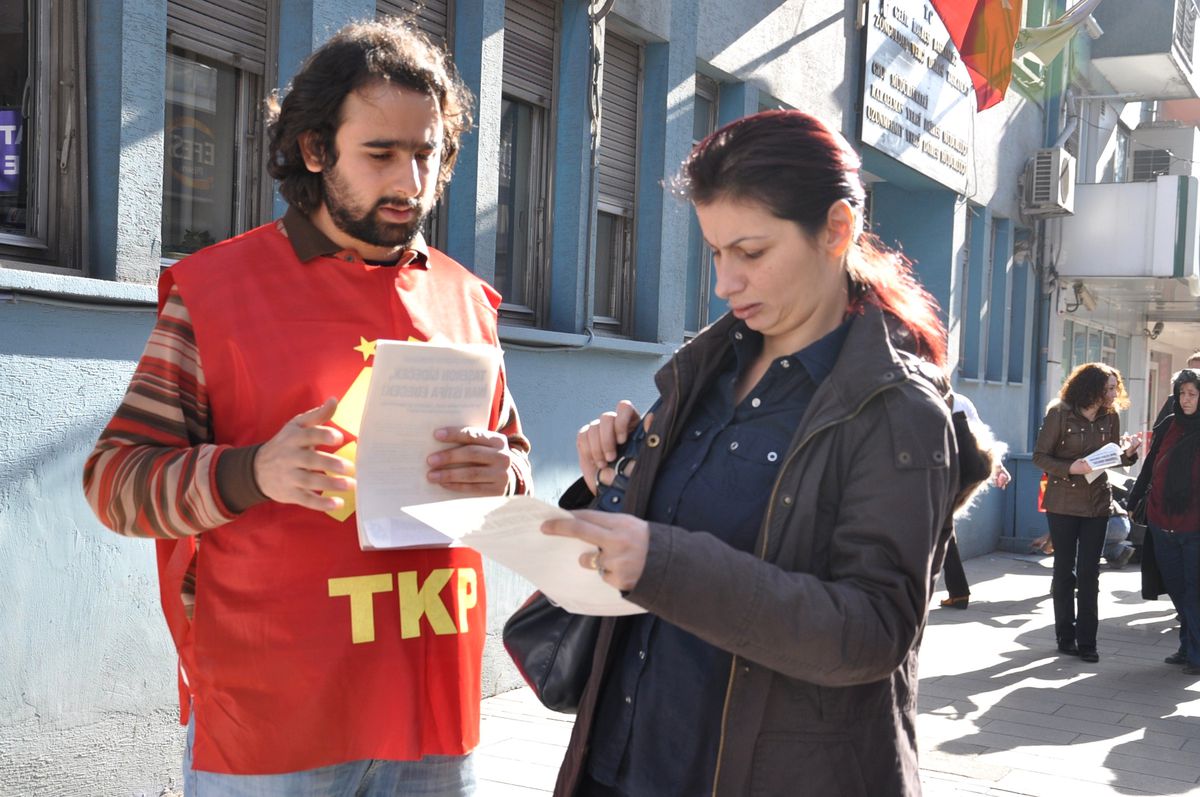 Tkp'den, Taşeronlaşmaya Karşı İmza Kampanyası ve Bildiri Dağıttı