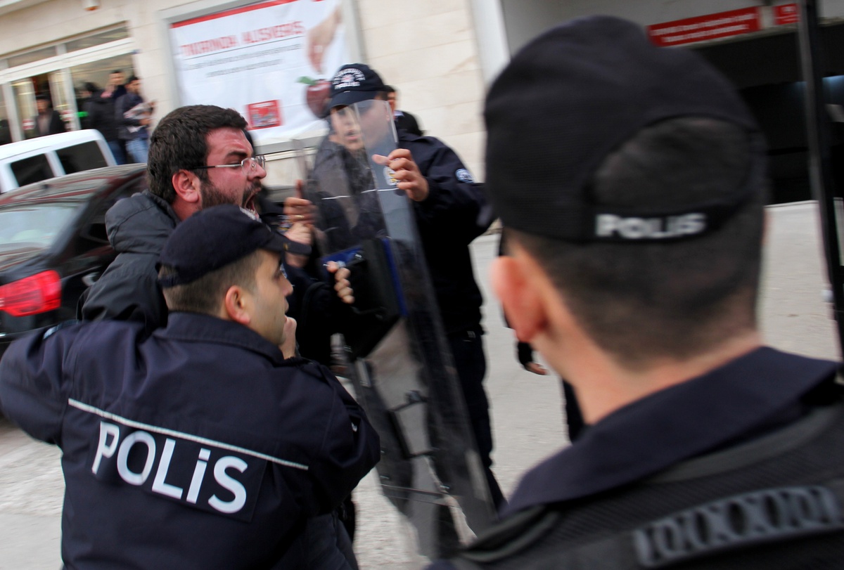 AK Parti Önünde Pankart Açan 5 Kişiye Gözaltı