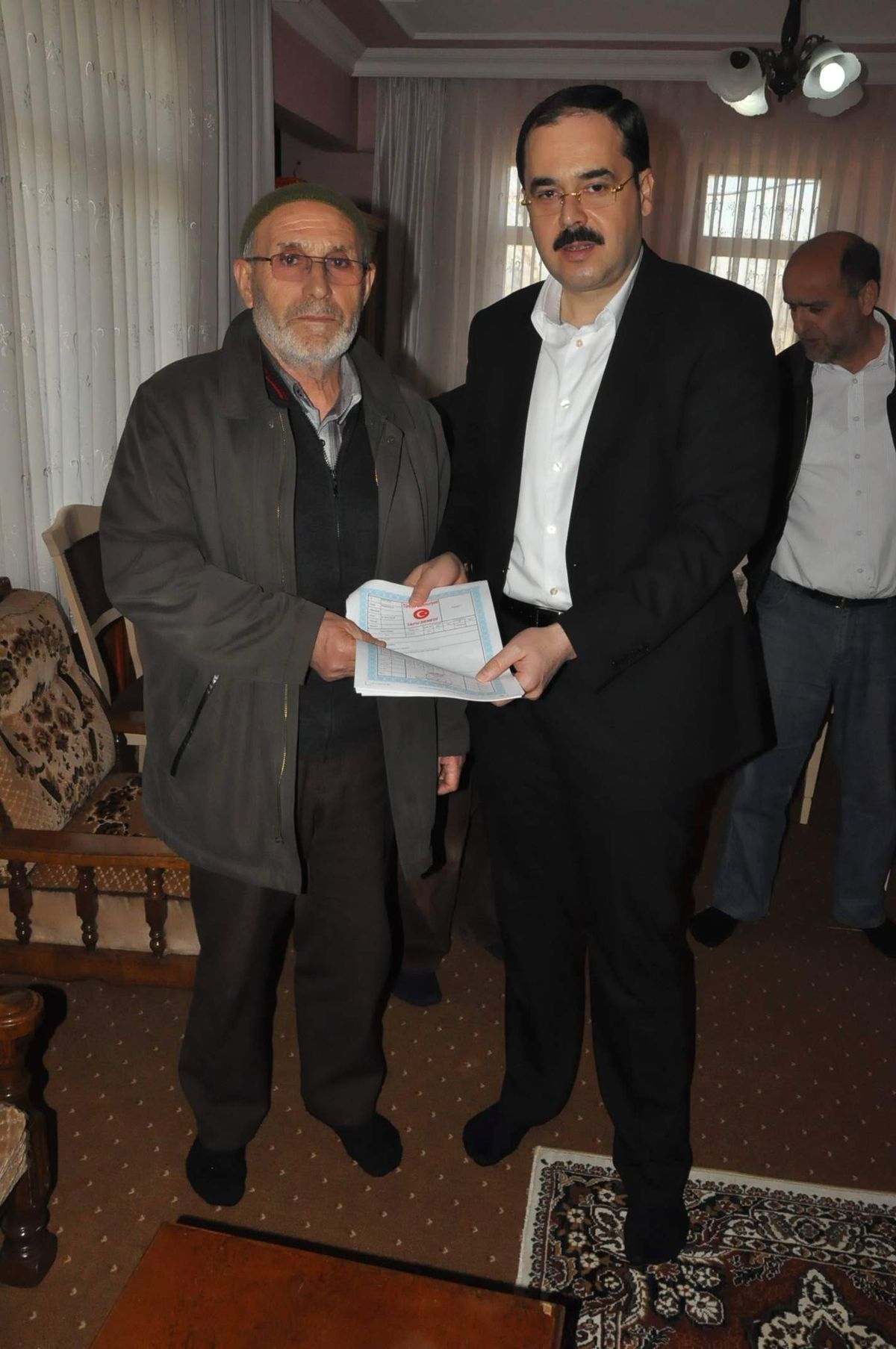 Başkan Ayaz Yeşilyurt Mahallesi\'nde Tapu Dağıttı