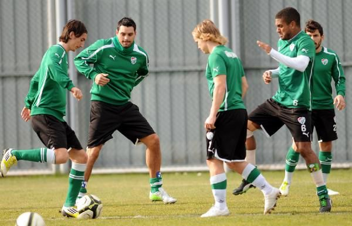 Bursaspor Yarın Fenerbahçe ile Rövanşı Oynayacak
