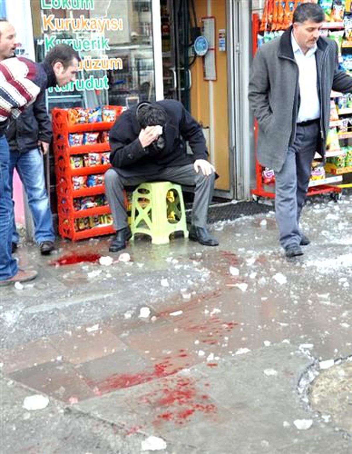 Çatıdan Başına Buz Düştü