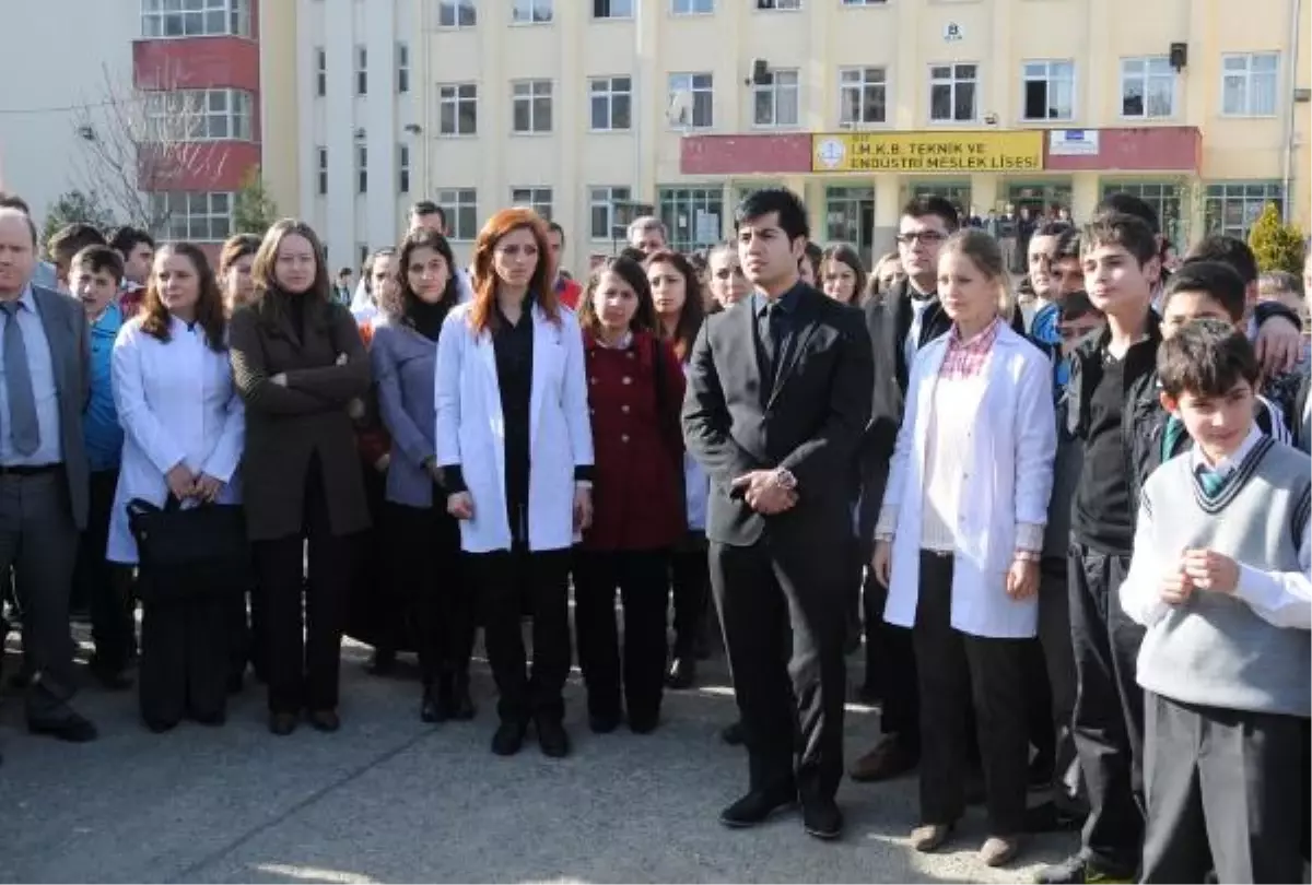 Cep Telefonunu İsteyen Öğretmeni Darp Etti