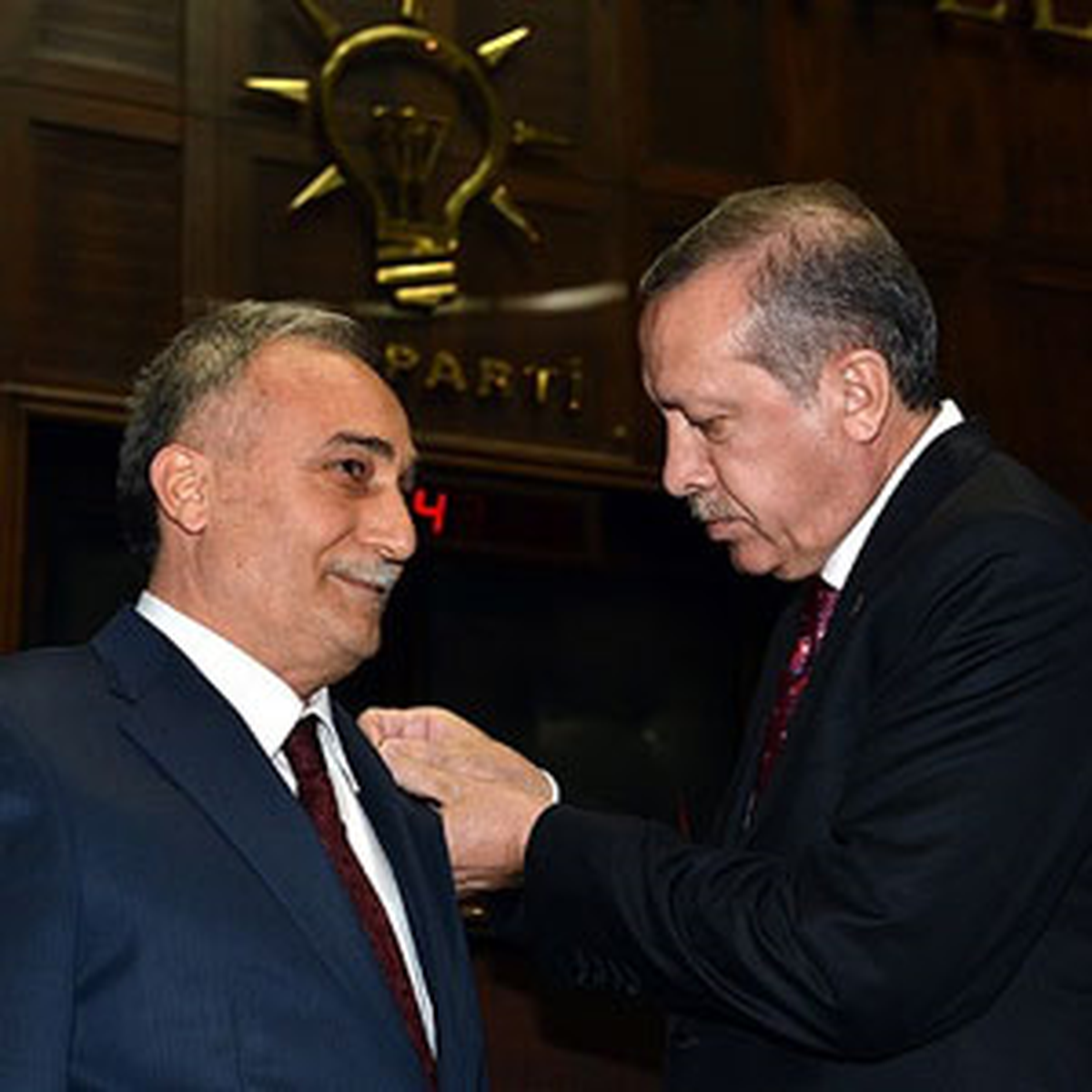 Fakıbaba\'ya 4 Yıl Sonra AK Parti Rozeti