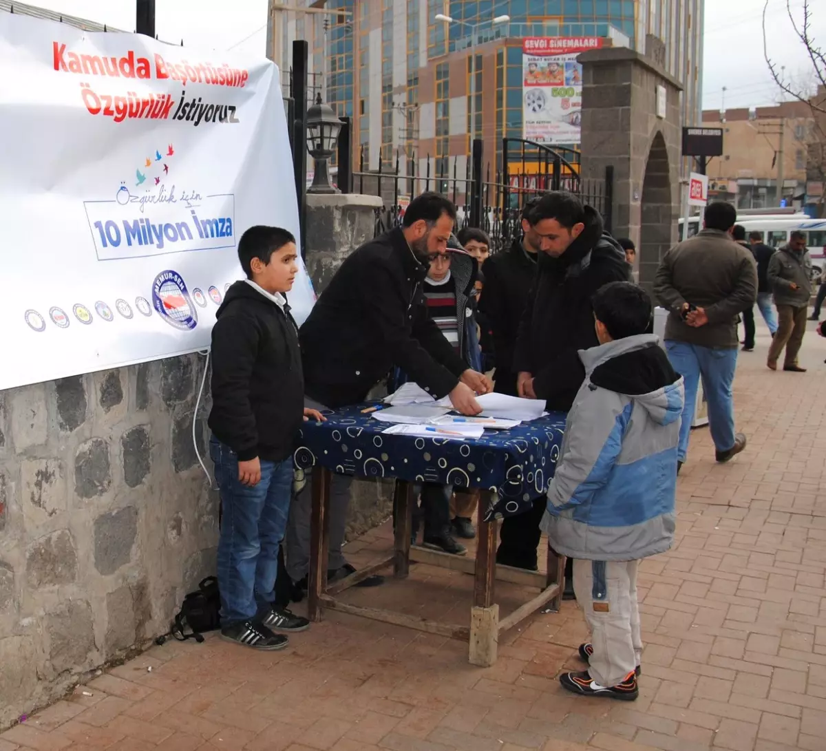 "Kamuda Kılık-Kıyafet Özgürlüğü İçin" İmza Stantları Açıldı