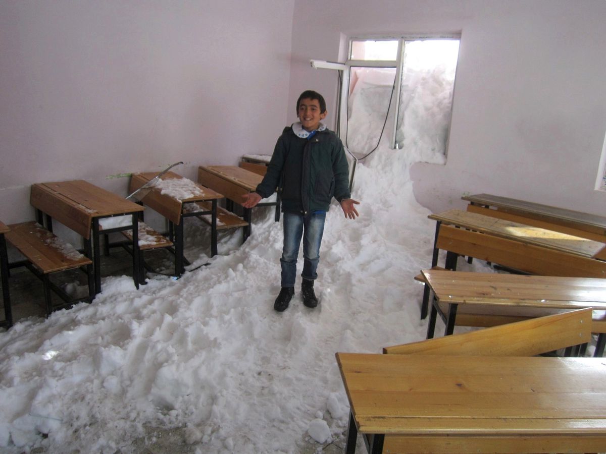 Kara Gömülen Okuldan İlginç Görüntüler