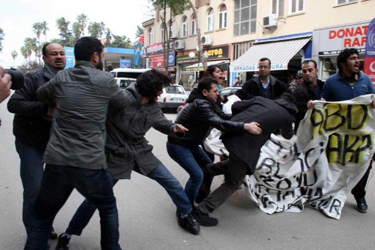 Mersin\'de Patrıot Protestosuna Polis Müdahalesi