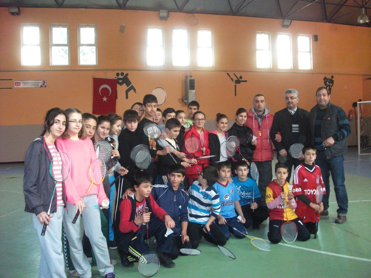 Öğrencilere Badminton Malzemesi Dağıtıldı