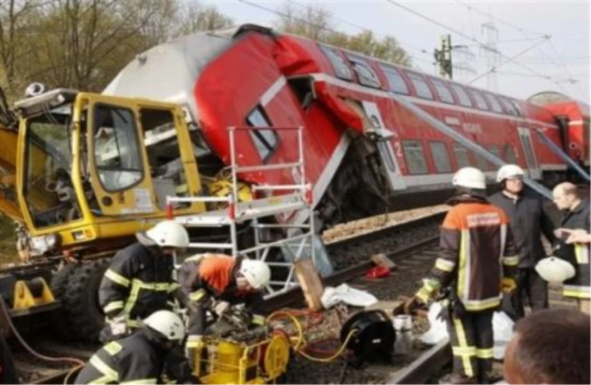 Portekiz\'de Tren Kazası: 15 Yaralı