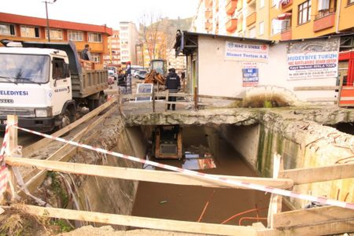 Rize\'de Dere Üzerindeki Binalar Yıkılıyor