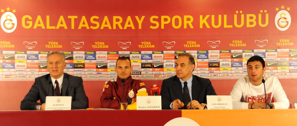 Sneıjder İmzaladı