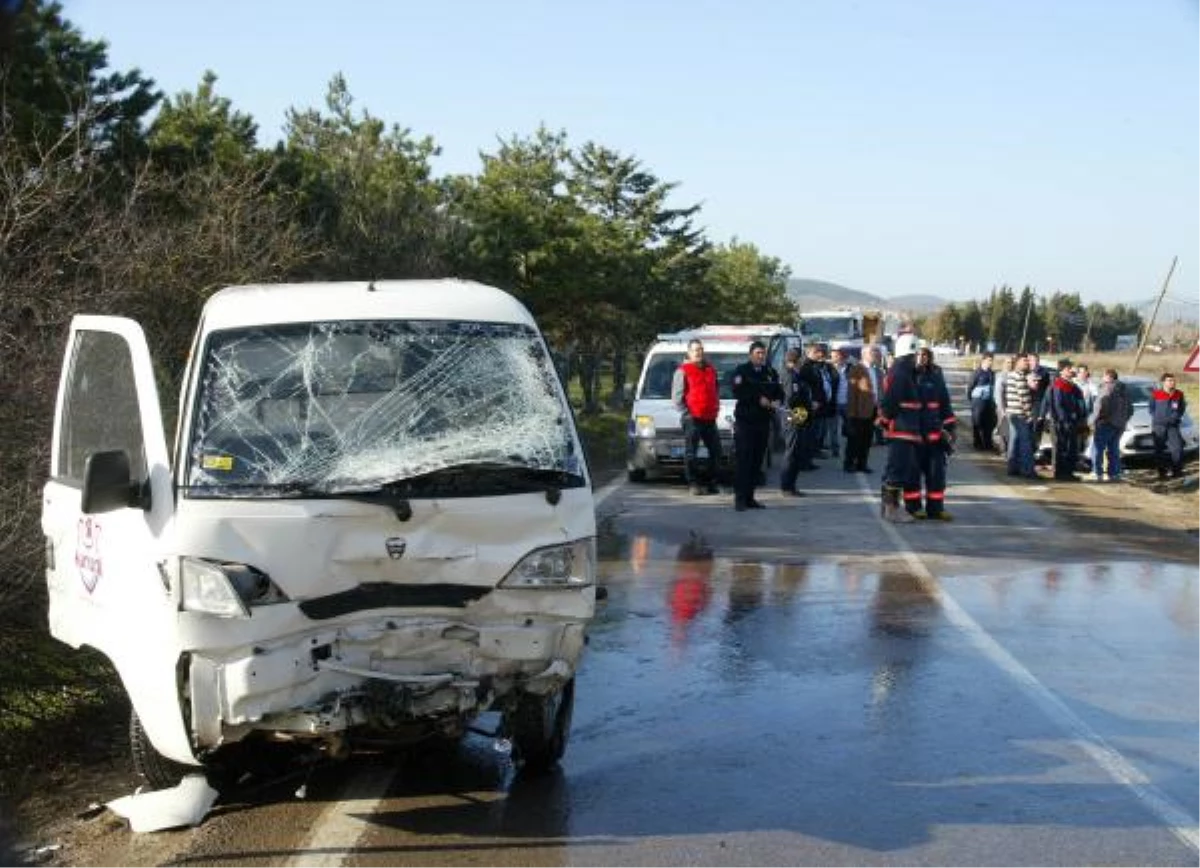 Tuzla\'da Otomobil ile Kamyonet Kafa Kafaya Çarpıştı: 2 Yaralı