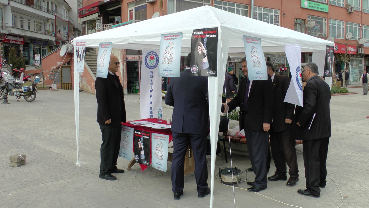 Akçakoca\'da Kıyafet Özgürlüğü İçin İmza Kampanyası