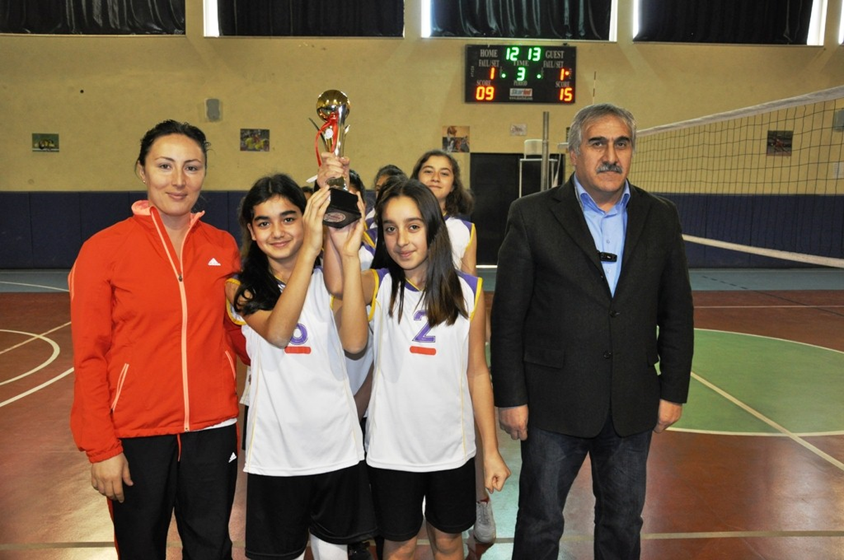 Akçakoca Esentepe Küçükler Voleybolda Şampiyon Oldu