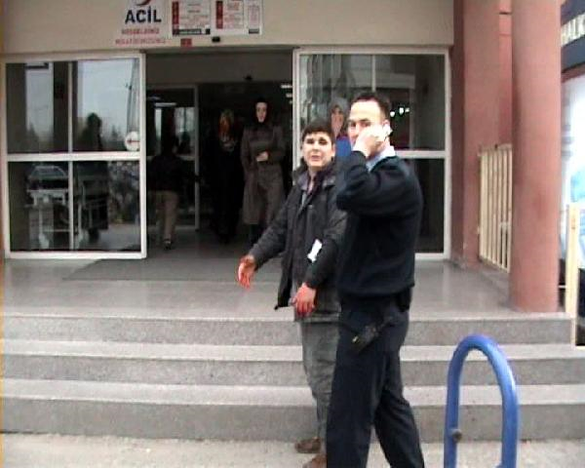 Annesinin Boğazını Kesen Çocuk Tutuklandı, Baba Serbest Kaldı