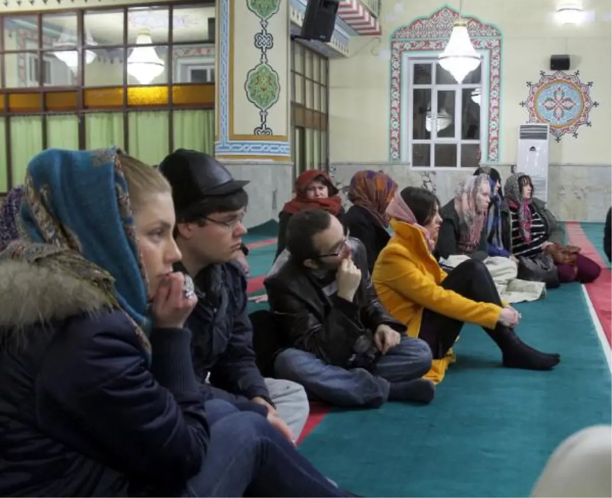 Avrupalı Öğrenciler Mescit Temizleyip Cami Gezdi