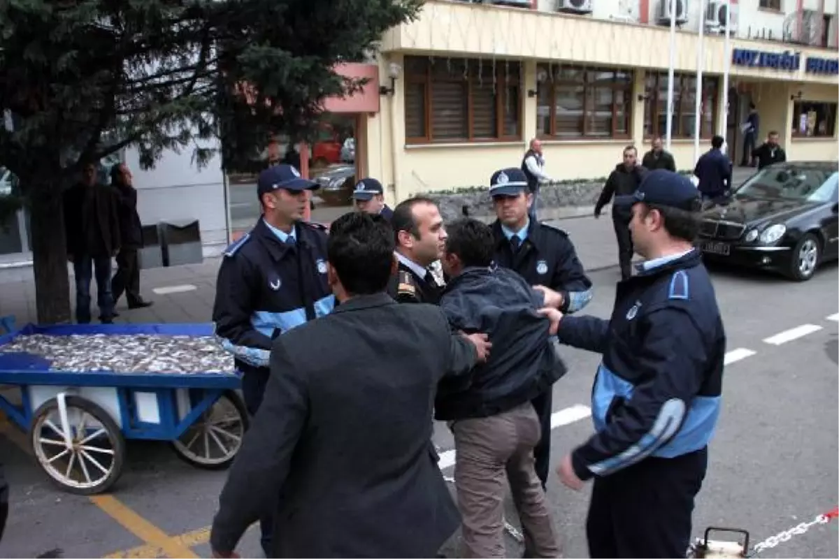 Belediye Önünde Balık Tezgahını Yakmak İsteyen 2 Balıkçıya Gözaltı